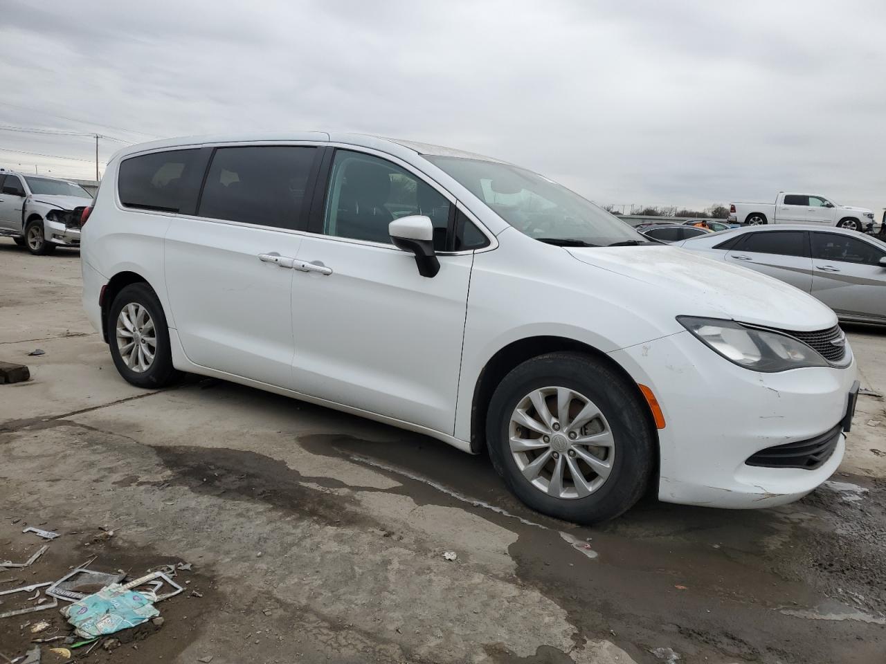 2017 Chrysler Pacifica - Image 4
