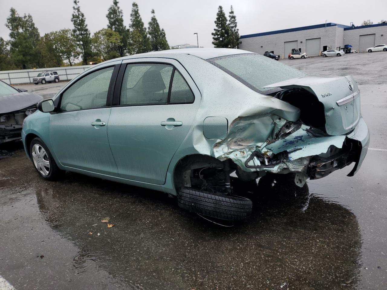 2010 Toyota Yaris - Image 2