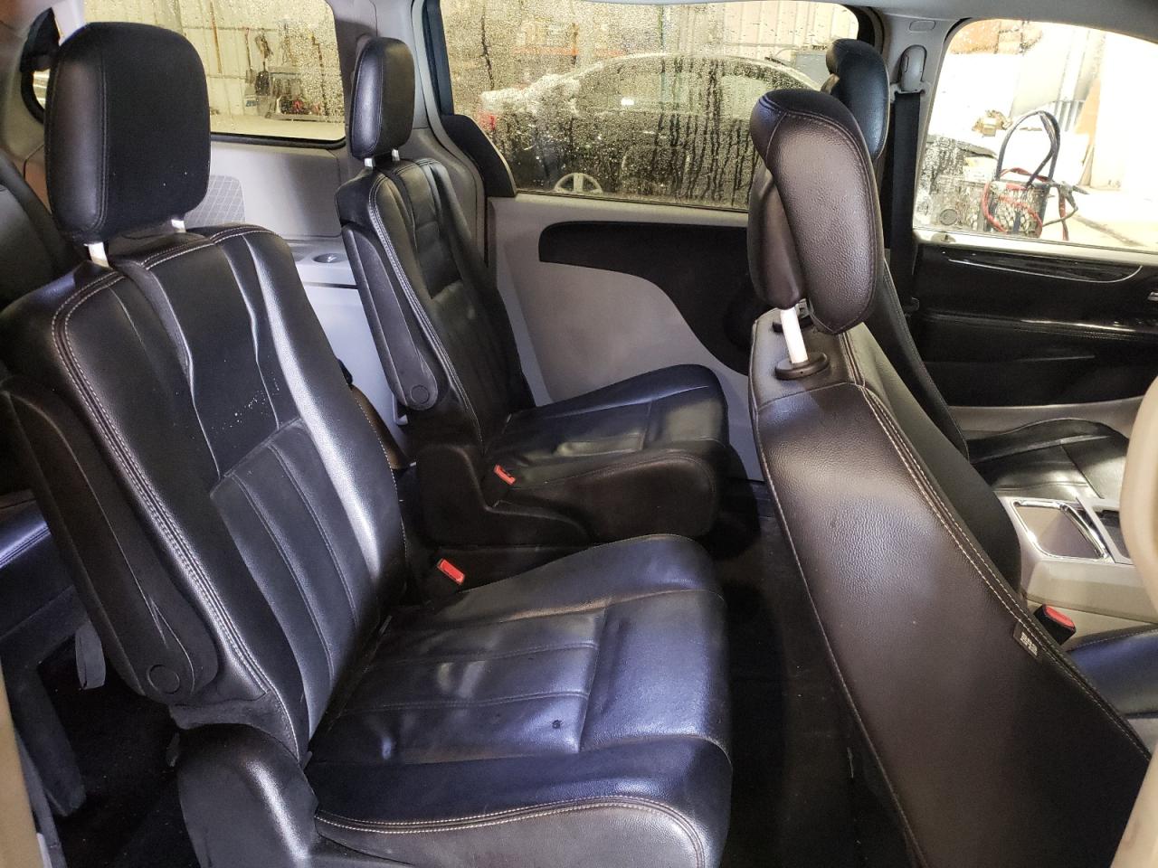 2014 Chrysler Town & Country - Image 11