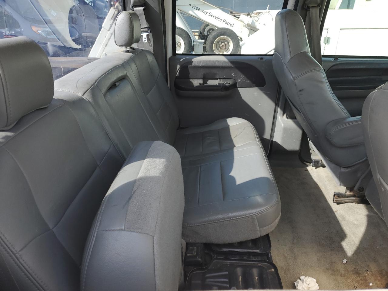 2006 Ford F350 - Image 11