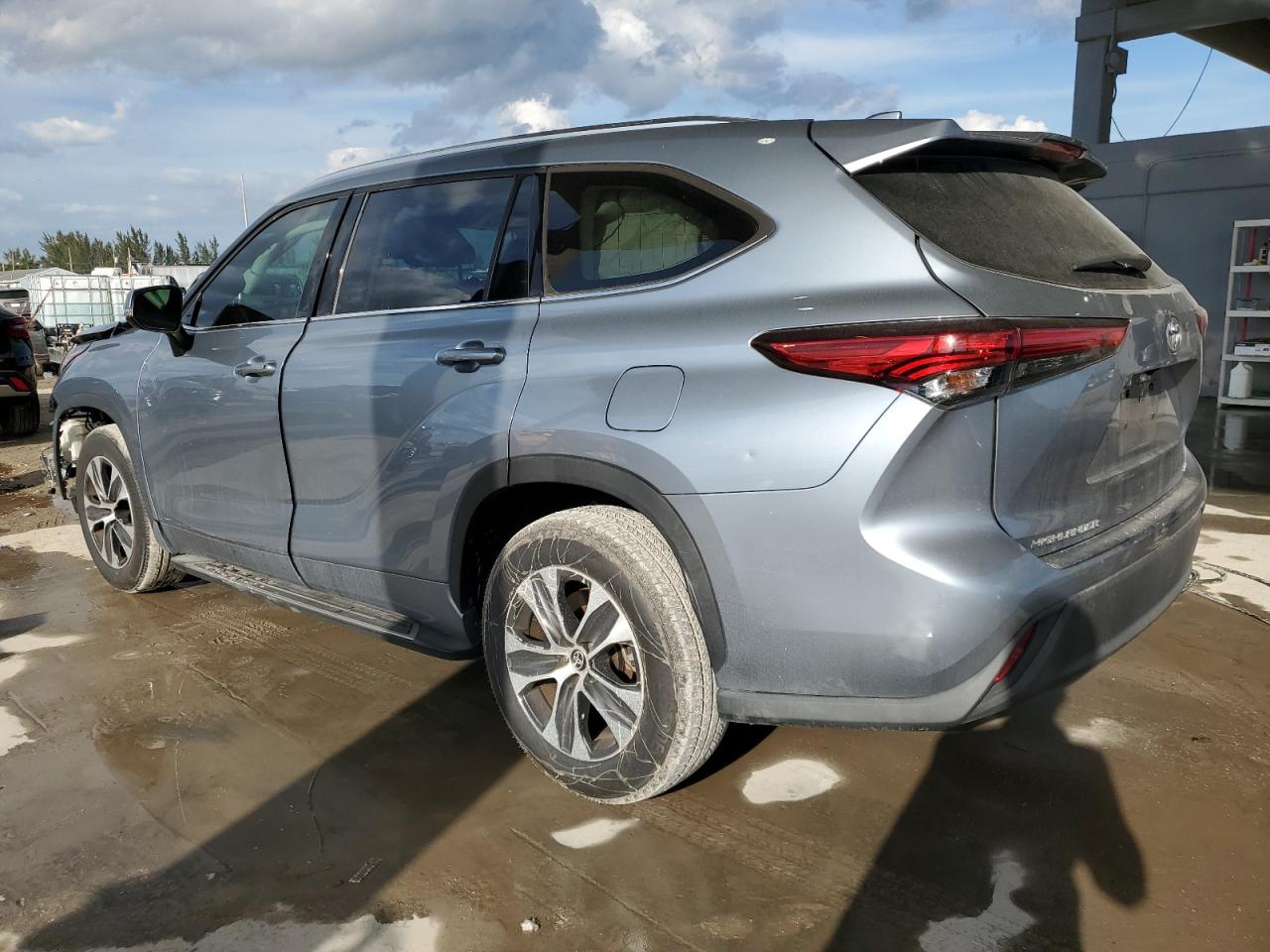 2020 Toyota Highlander - Image 2