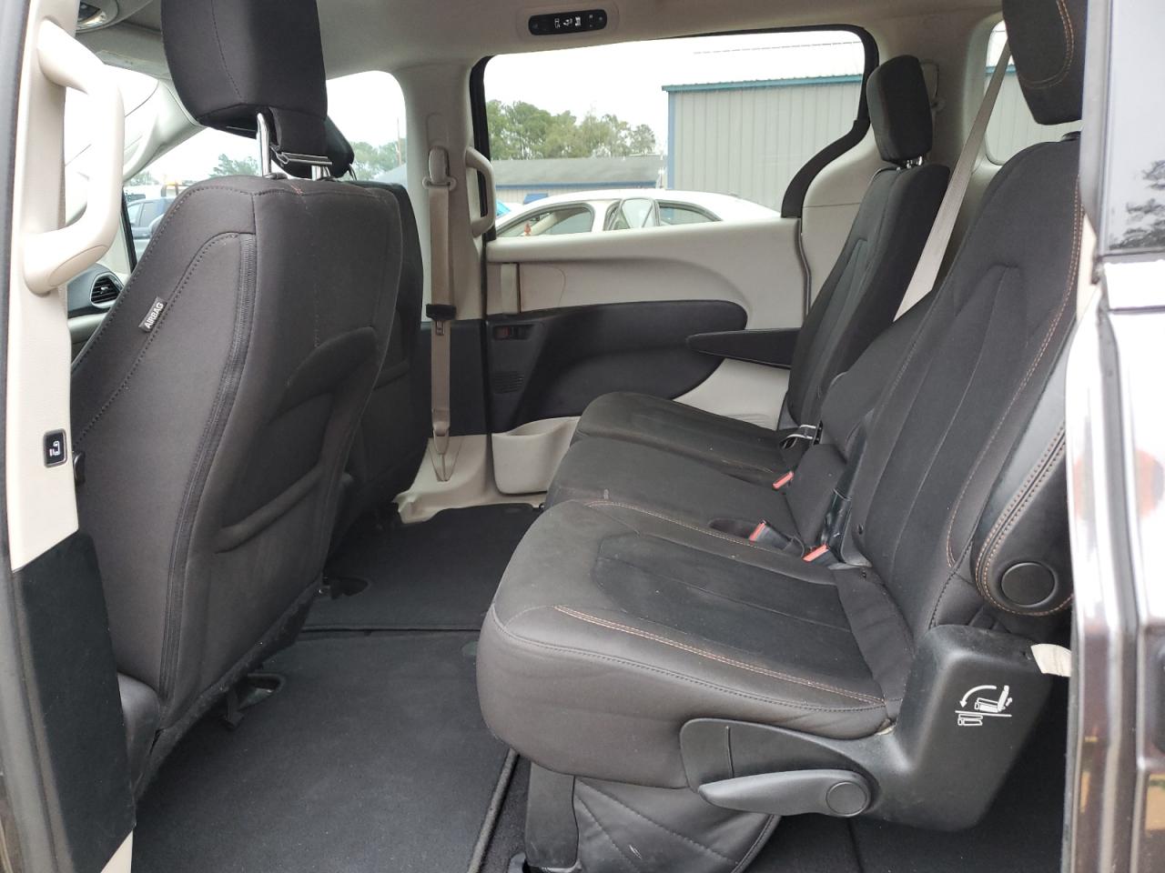 2017 Chrysler Pacifica - Image 10