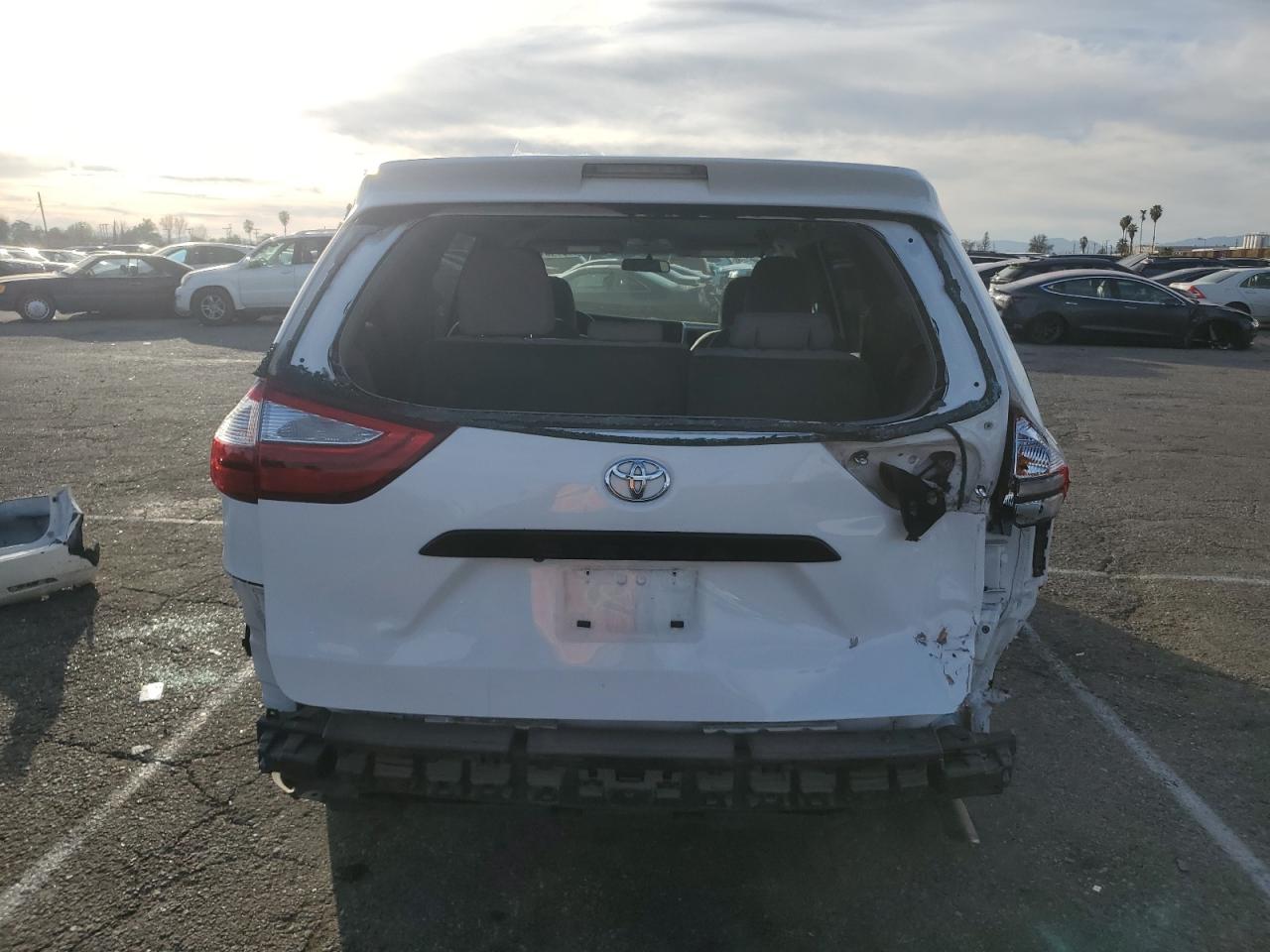 2015 Toyota Sienna - Image 6