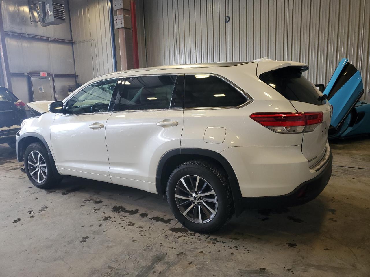 2018 Toyota Highlander - Image 2