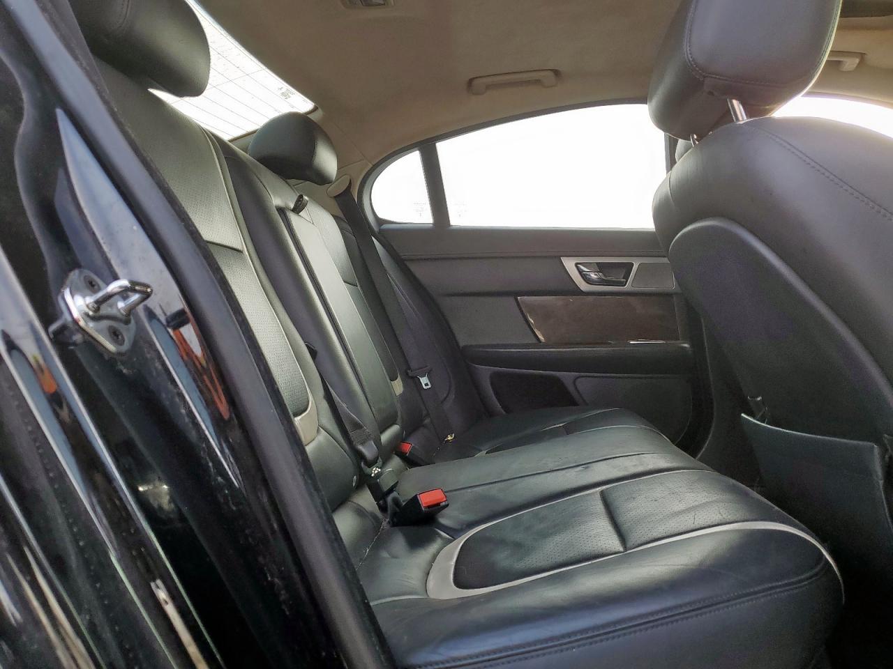 2015 Jaguar XF - Image 10