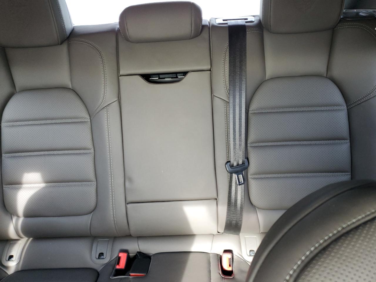 2024 Porsche Macan - Image 10