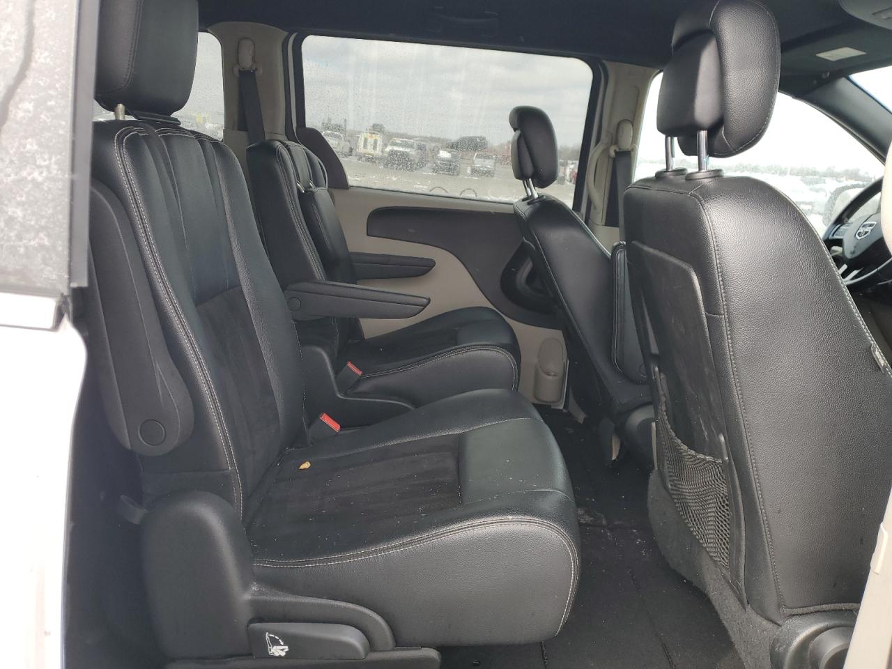2018 Dodge Caravan - Image 11