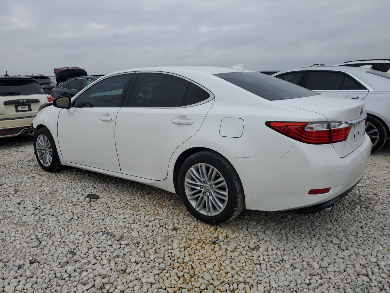2015 Lexus ES - Image 2