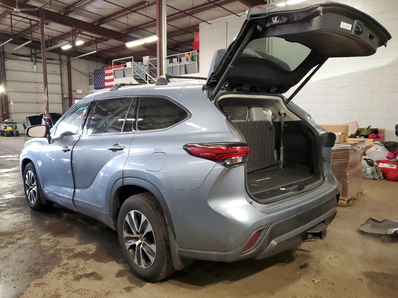 2022 Toyota Highlander - Image 2