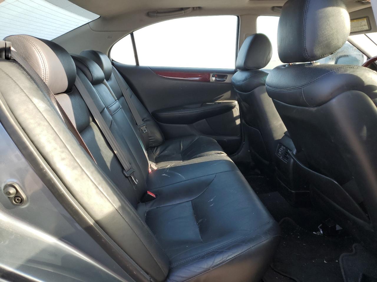 2005 Lexus ES - Image 10