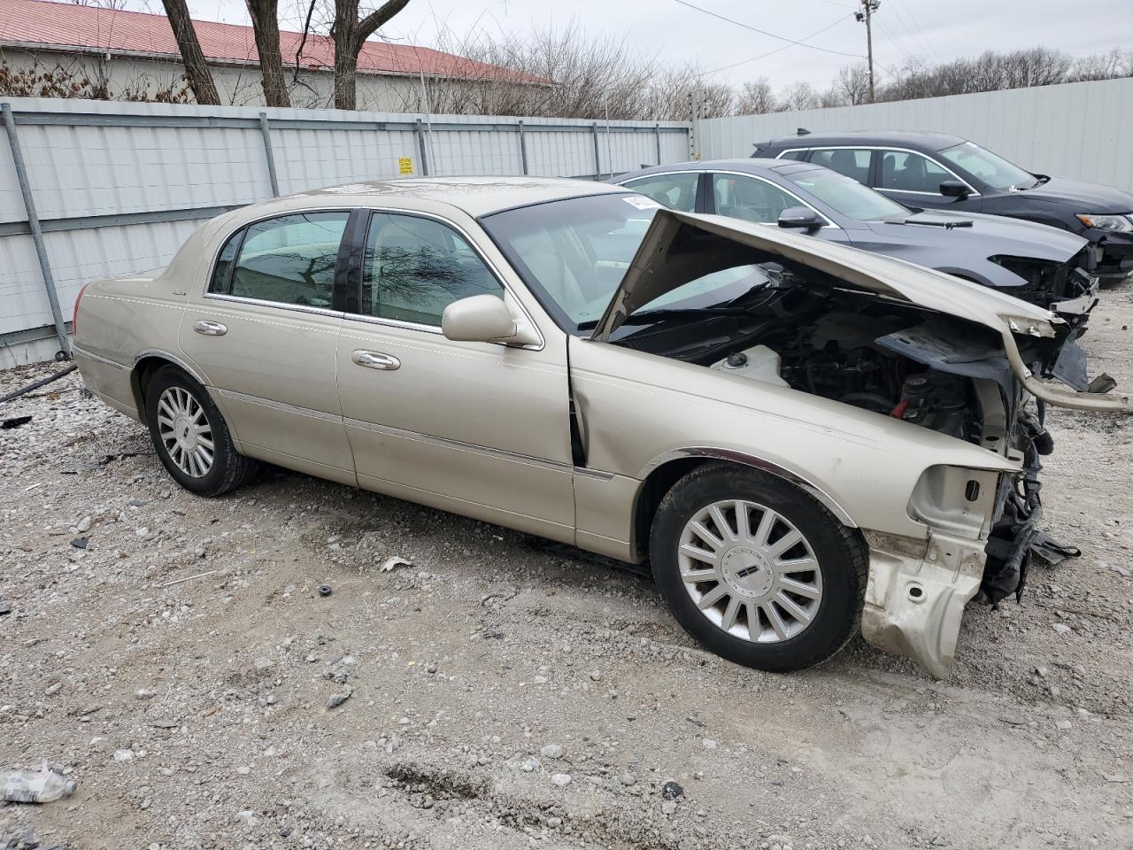 2004 Lincoln Town Car - Image 4