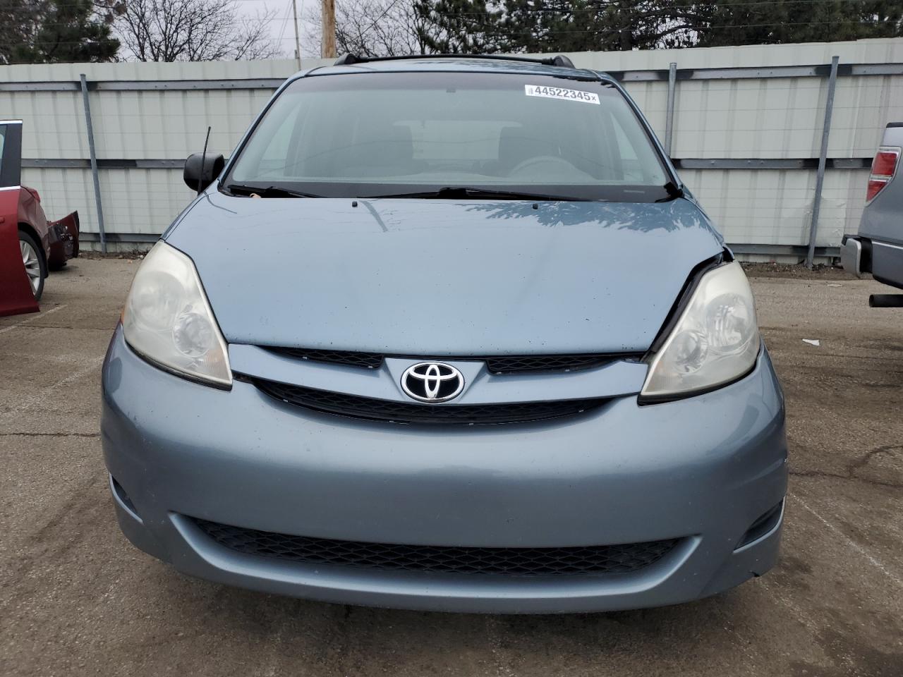 2009 Toyota Sienna - Image 5