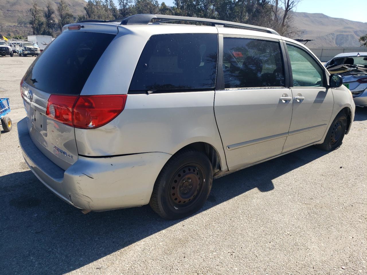 2010 Toyota Sienna - Image 3