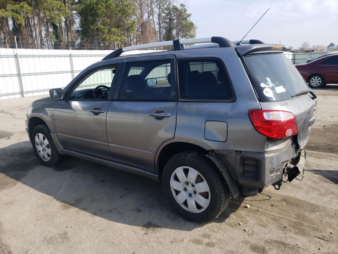 2005 Mitsubishi Outlander - Image 2