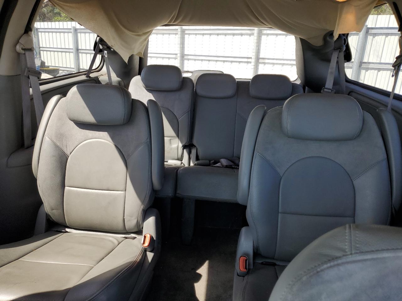 2006 Chrysler Town & Country - Image 10