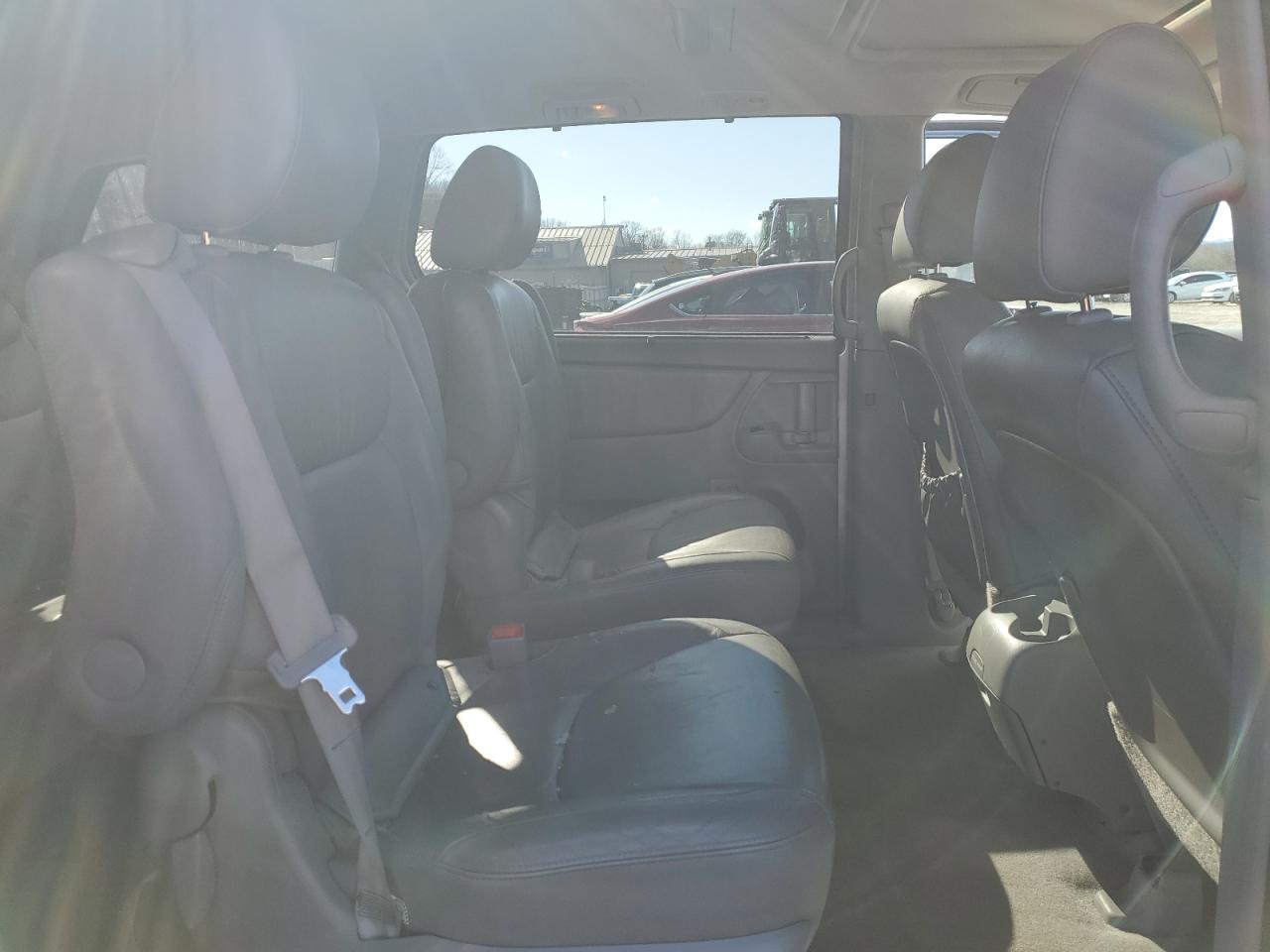 2010 Toyota Sienna - Image 11