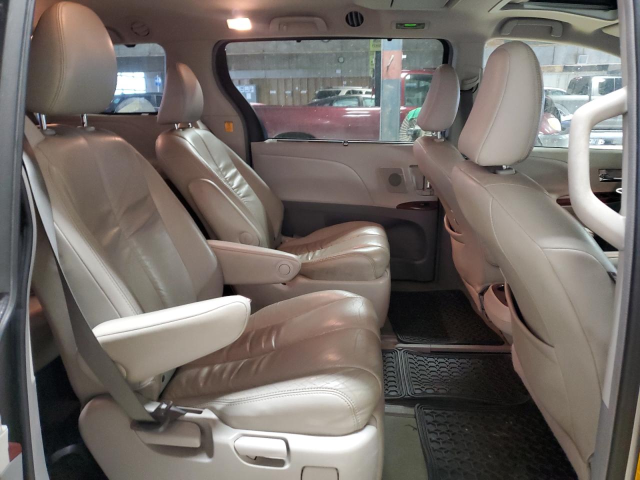 2011 Toyota Sienna - Image 11