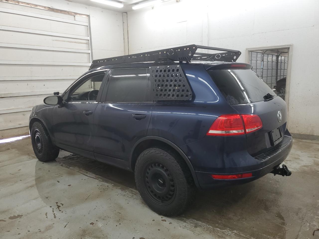 2014 Volkswagen Touareg - Image 2