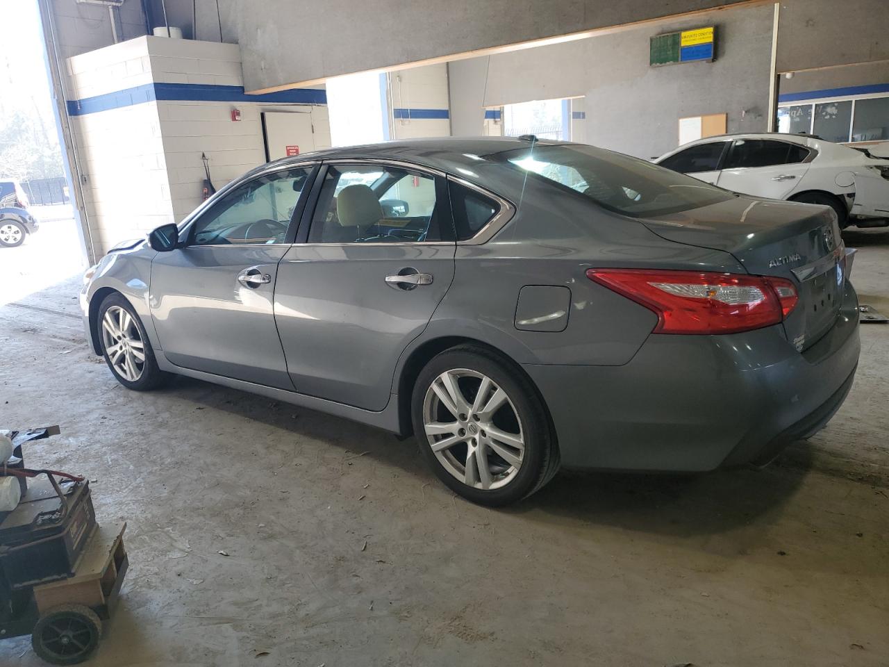 2017 Nissan Altima - Image 2