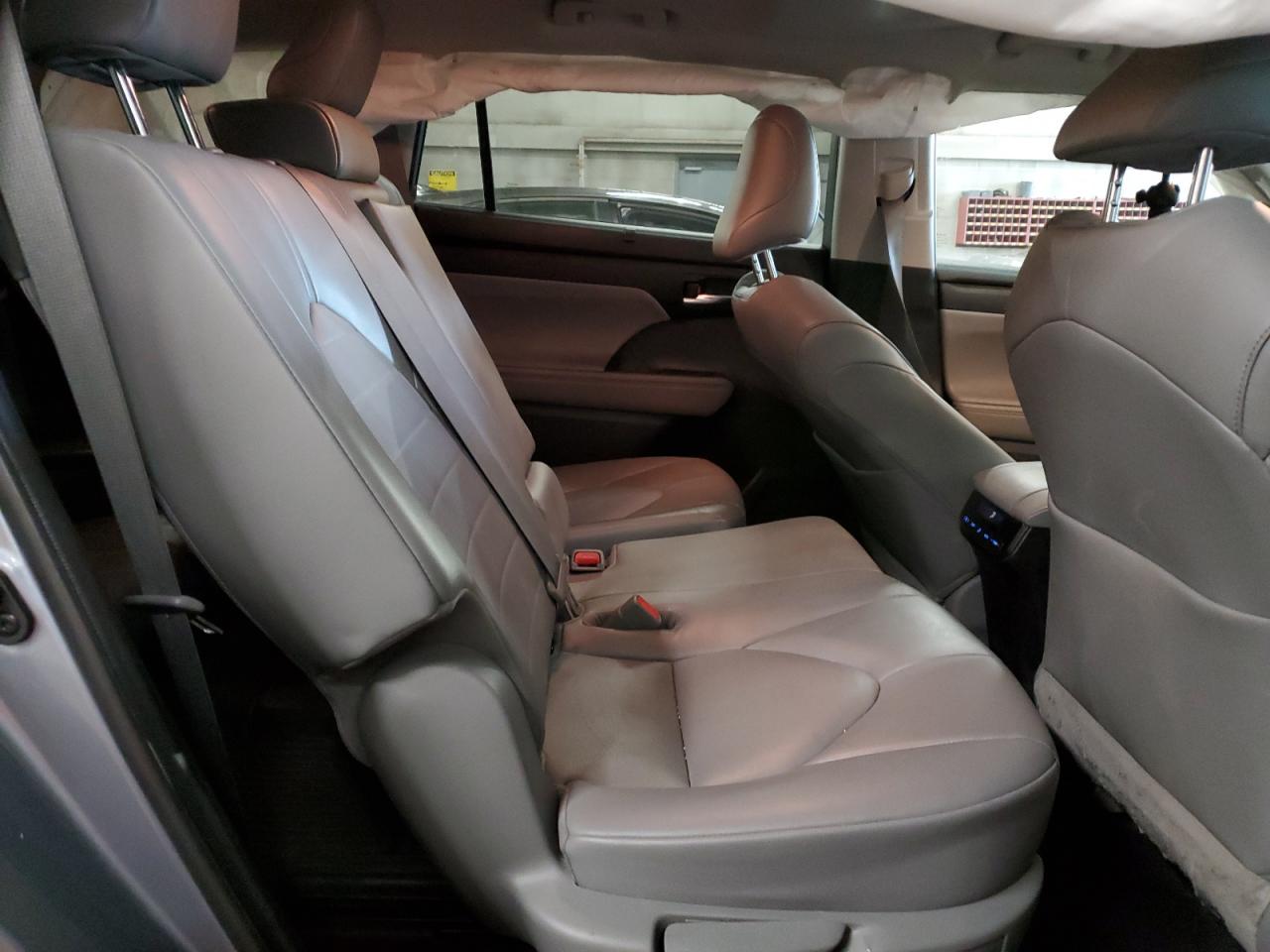 2022 Toyota Highlander - Image 11