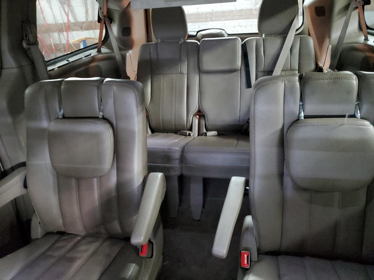 2012 Chrysler Town & Country - Image 10