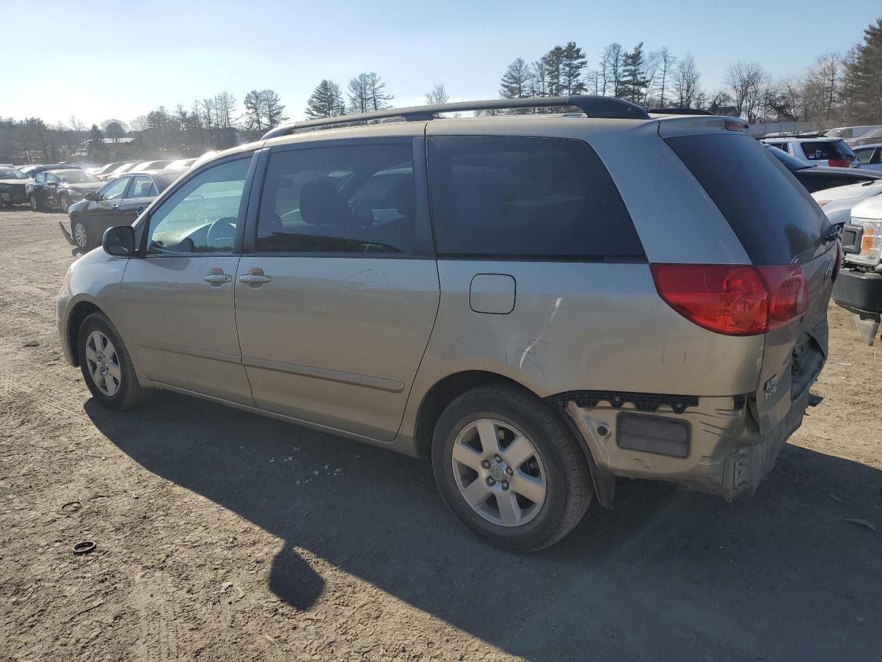 2010 Toyota Sienna - Image 2