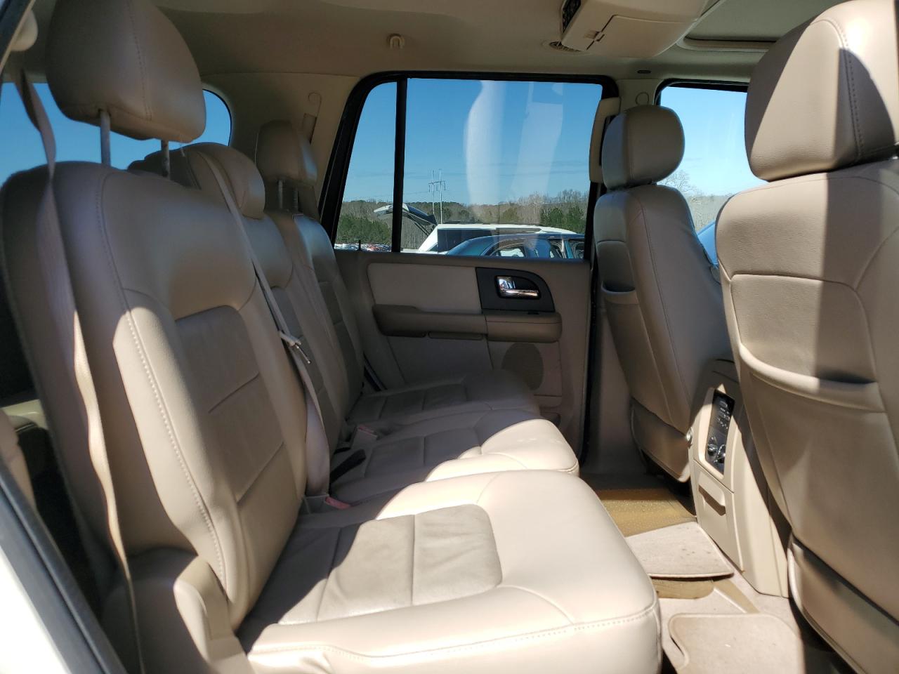 2005 Ford Expedition - Image 11