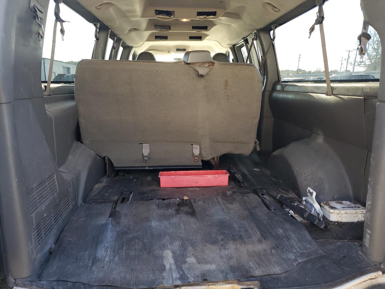2010 Chevrolet Express - Image 10