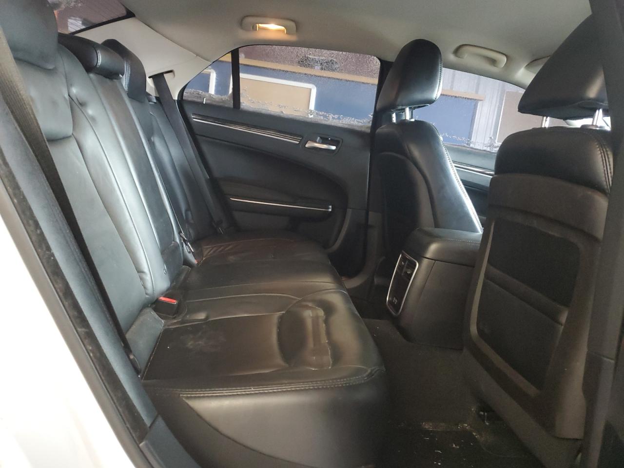 2015 Chrysler 300 - Image 10