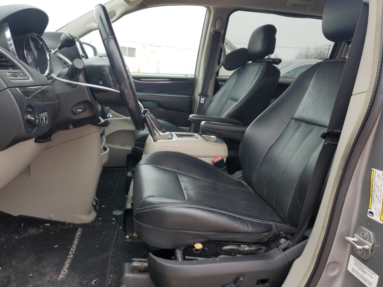 2013 Chrysler Town & Country - Image 7