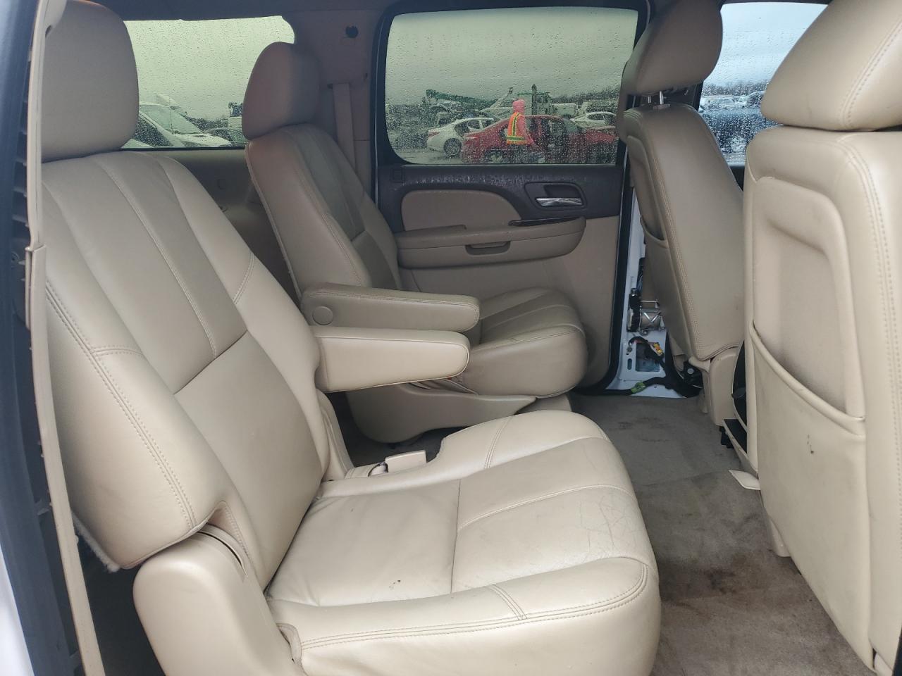 2011 Chevrolet Suburban - Image 12