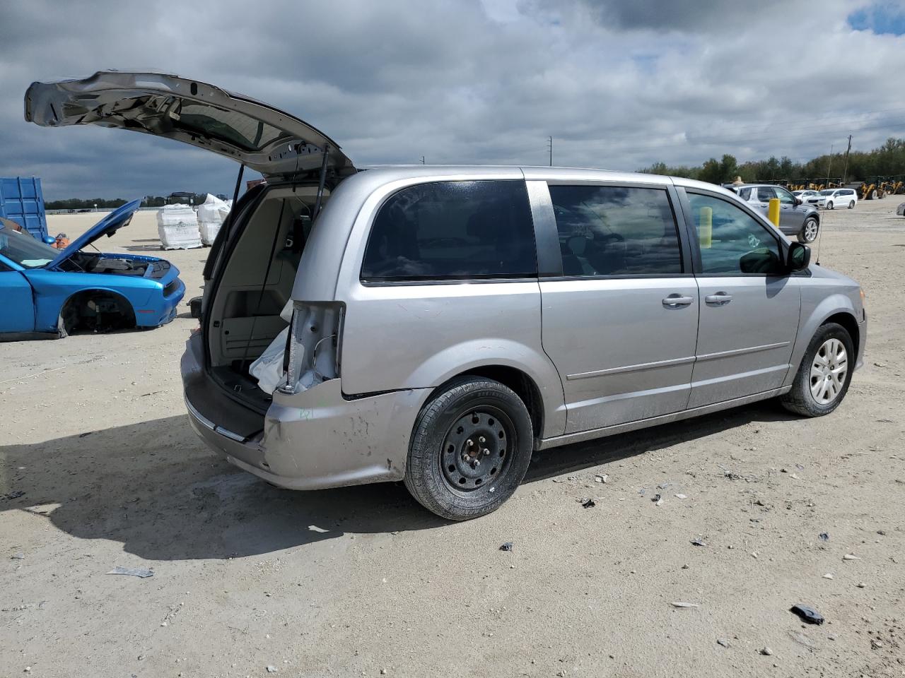 2016 Dodge Caravan - Image 3