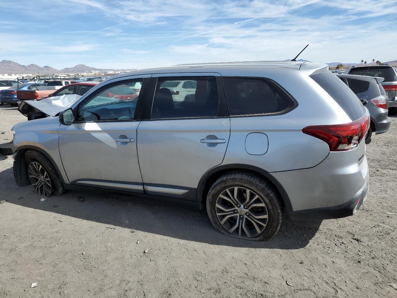 2016 Mitsubishi Outlander - Image 2
