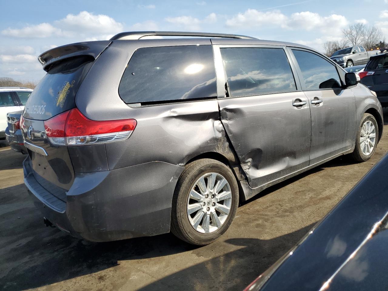 2013 Toyota Sienna - Image 3