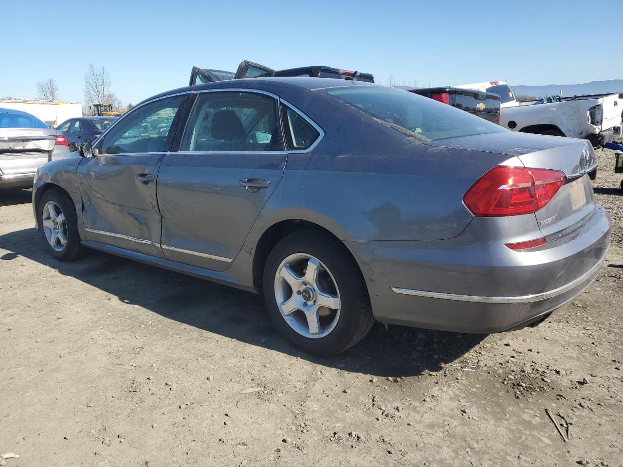 2016 Volkswagen Passat - Image 2