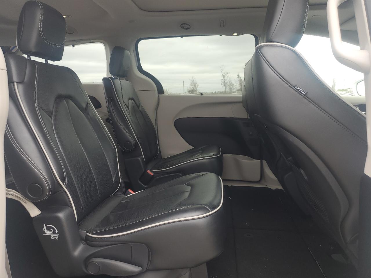2022 Chrysler Pacifica - Image 11