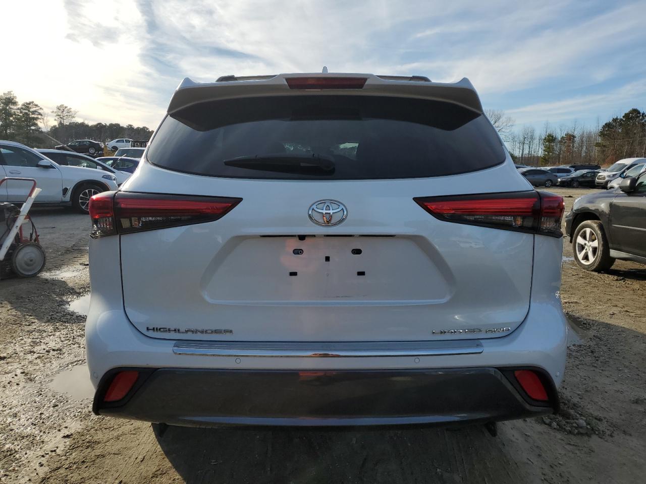 2022 Toyota Highlander - Image 6