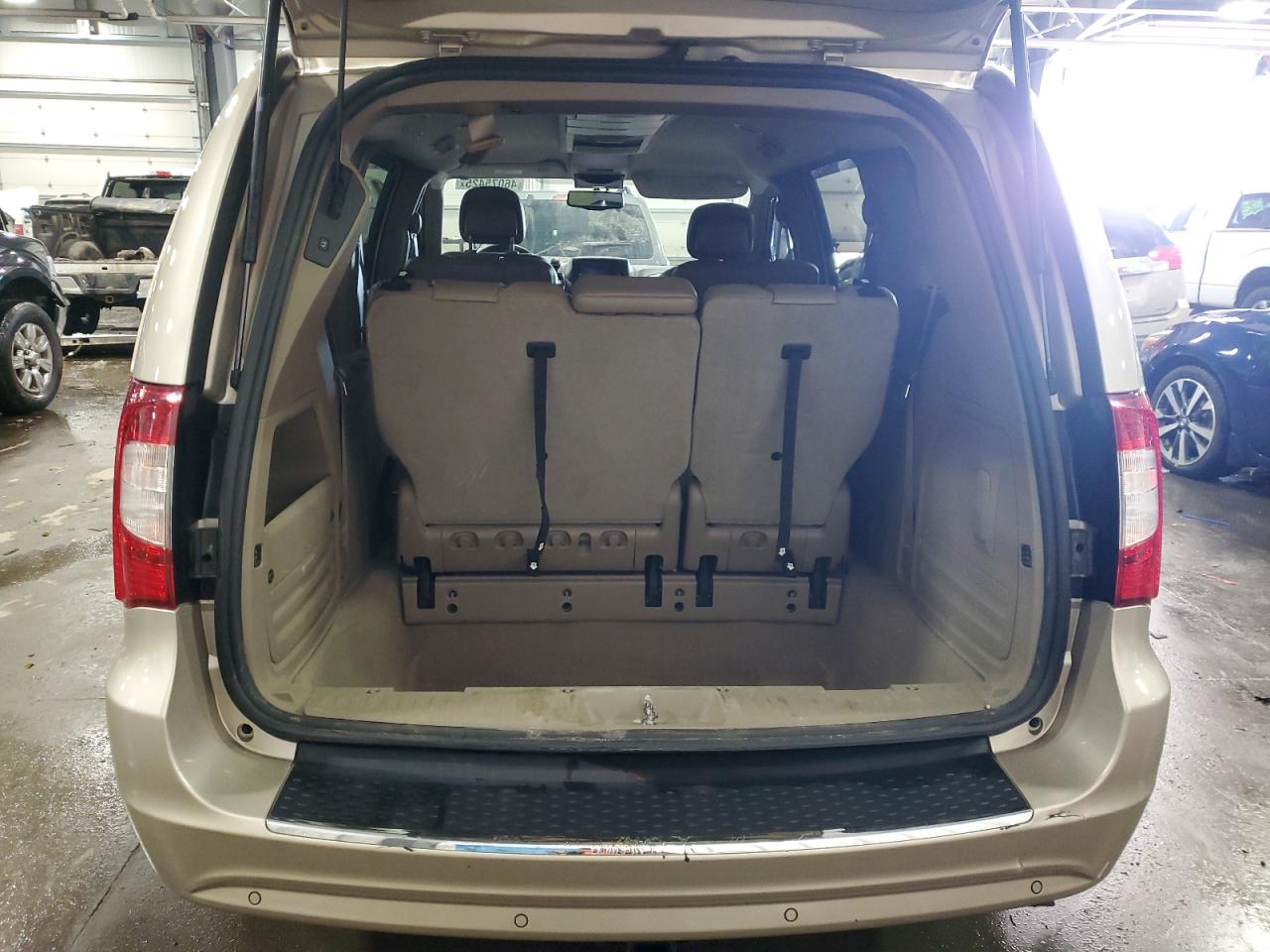 2014 Chrysler Town & Country - Image 6