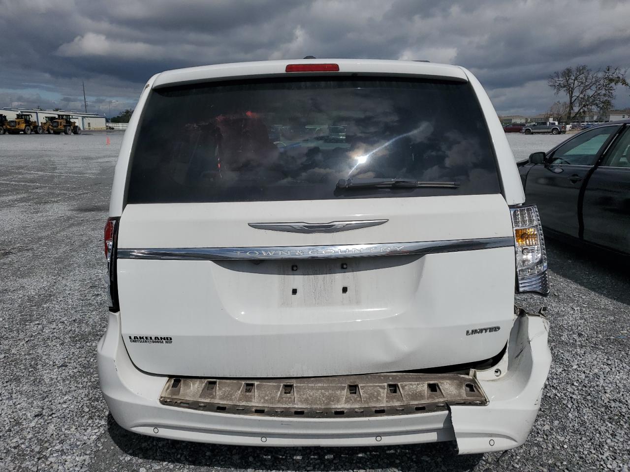 2016 Chrysler Town & Country - Image 6