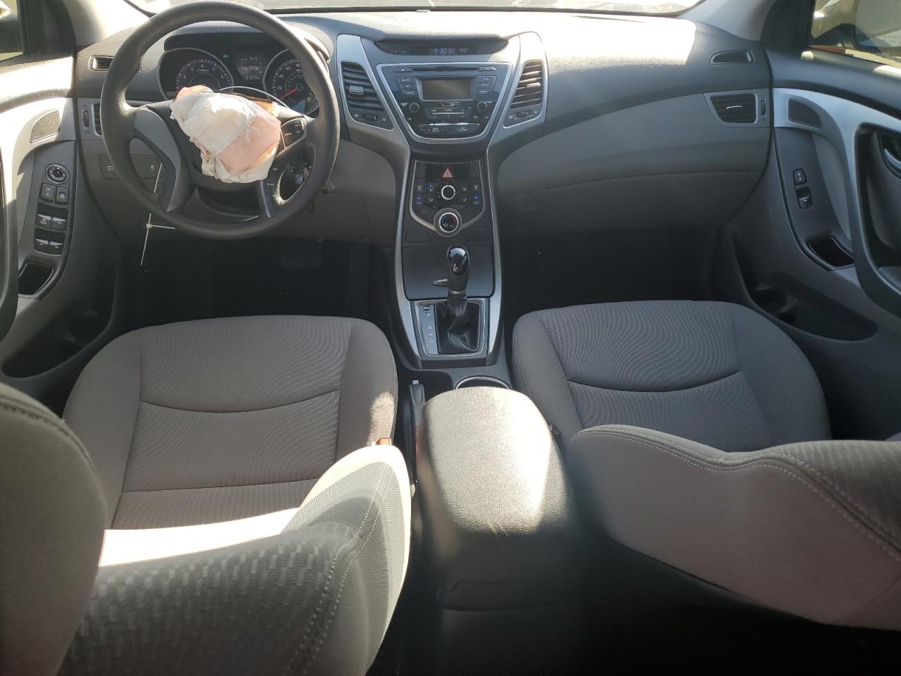 2016 Hyundai Elantra - Image 8