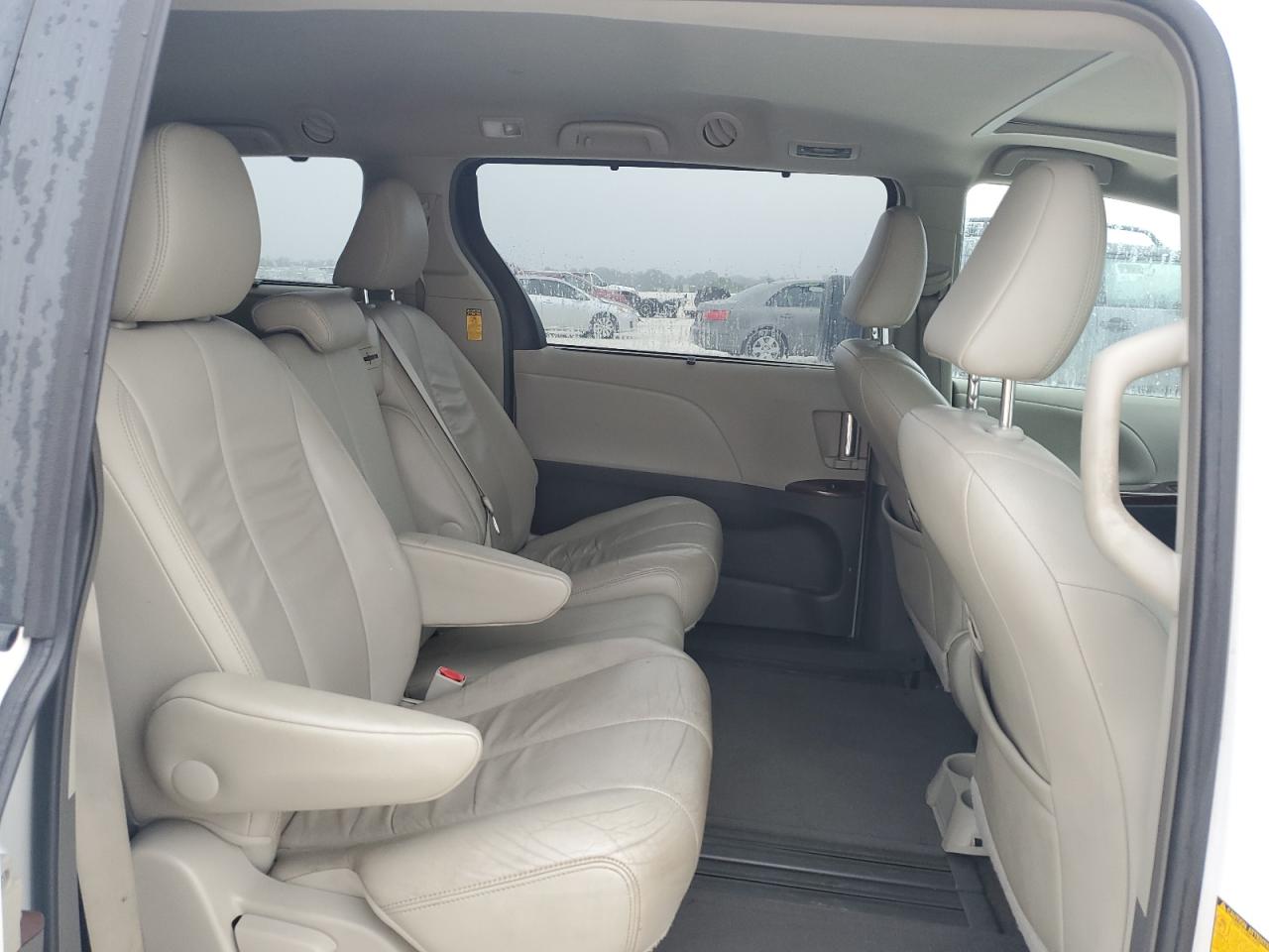 2014 Toyota Sienna - Image 11