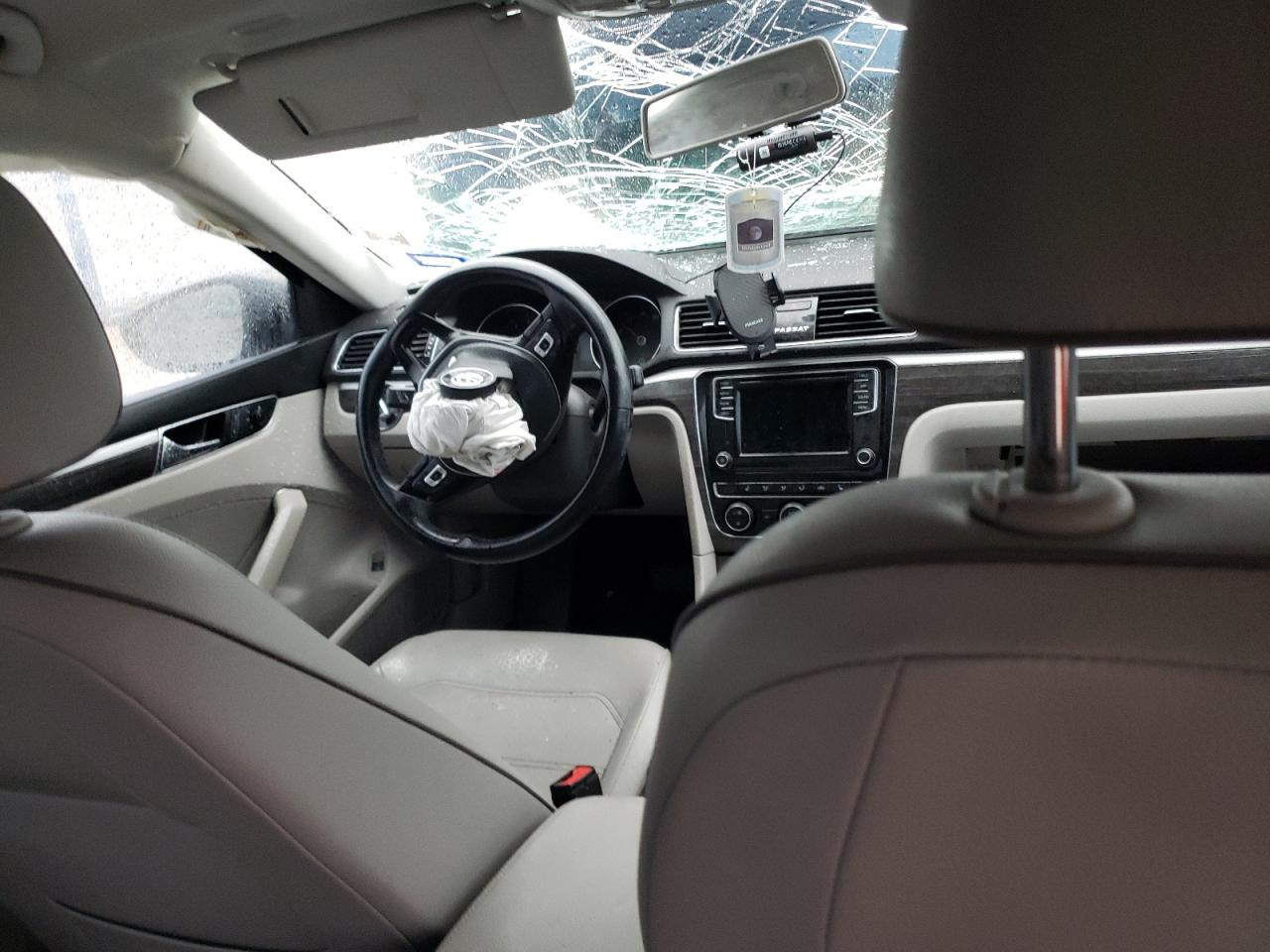2018 Volkswagen Passat - Image 8