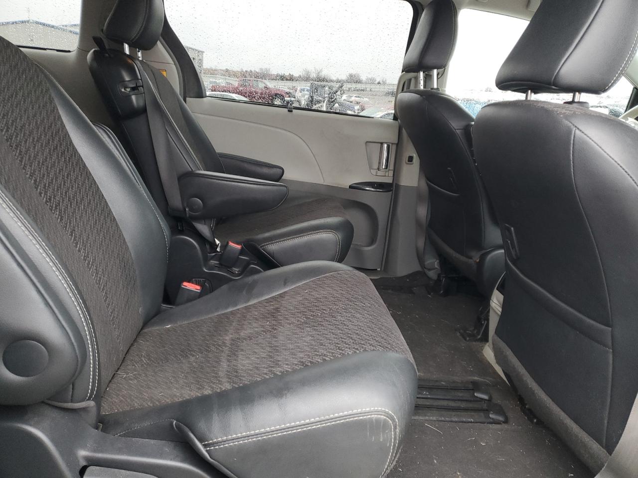 2011 Toyota Sienna - Image 12