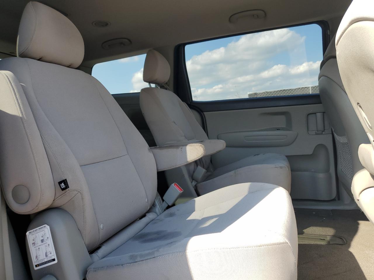 2015 Kia Sedona - Image 11