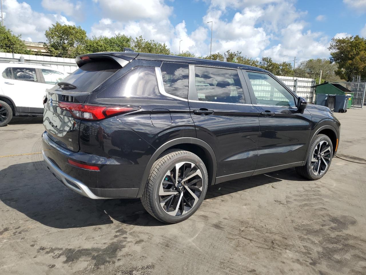 2024 Mitsubishi Outlander - Image 3