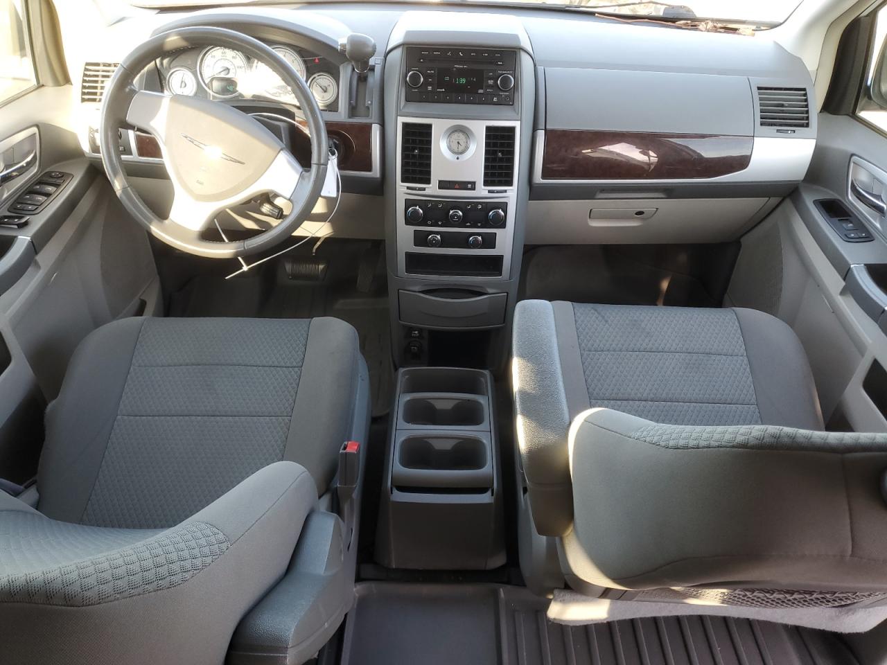 2010 Chrysler Town & Country - Image 8