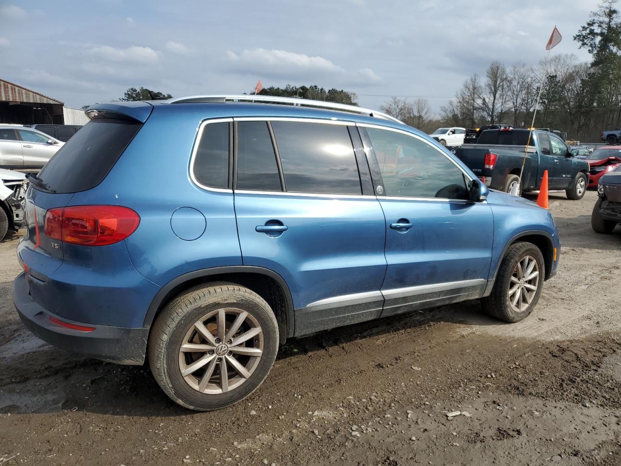 2017 Volkswagen Tiguan - Image 3
