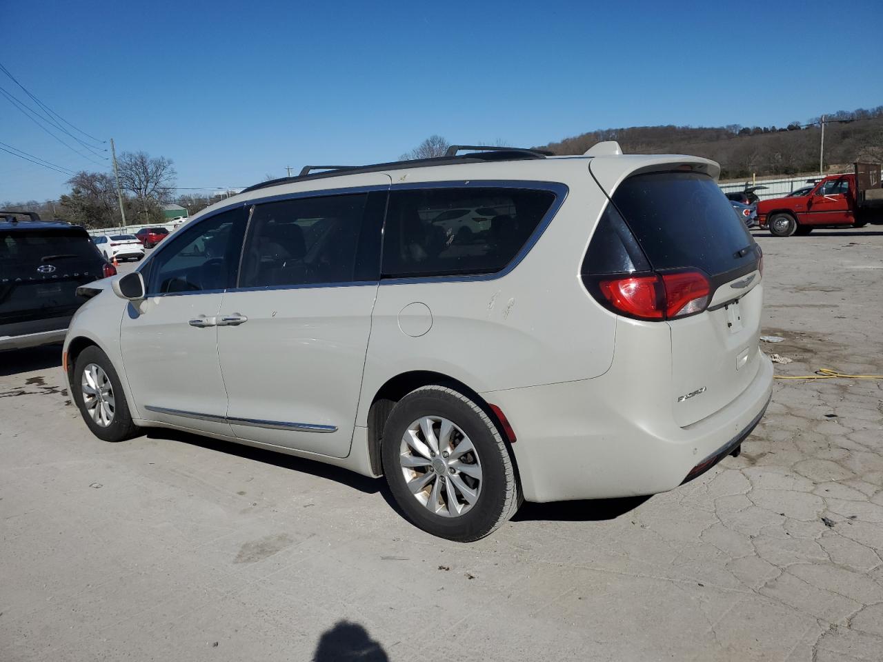 2017 Chrysler Pacifica - Image 2