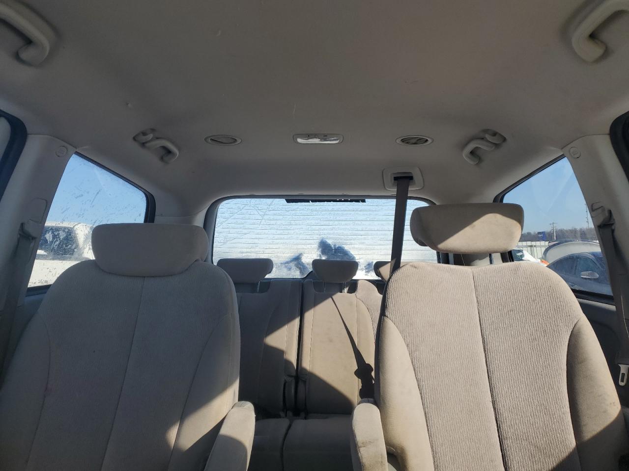 2010 Kia Sedona - Image 10