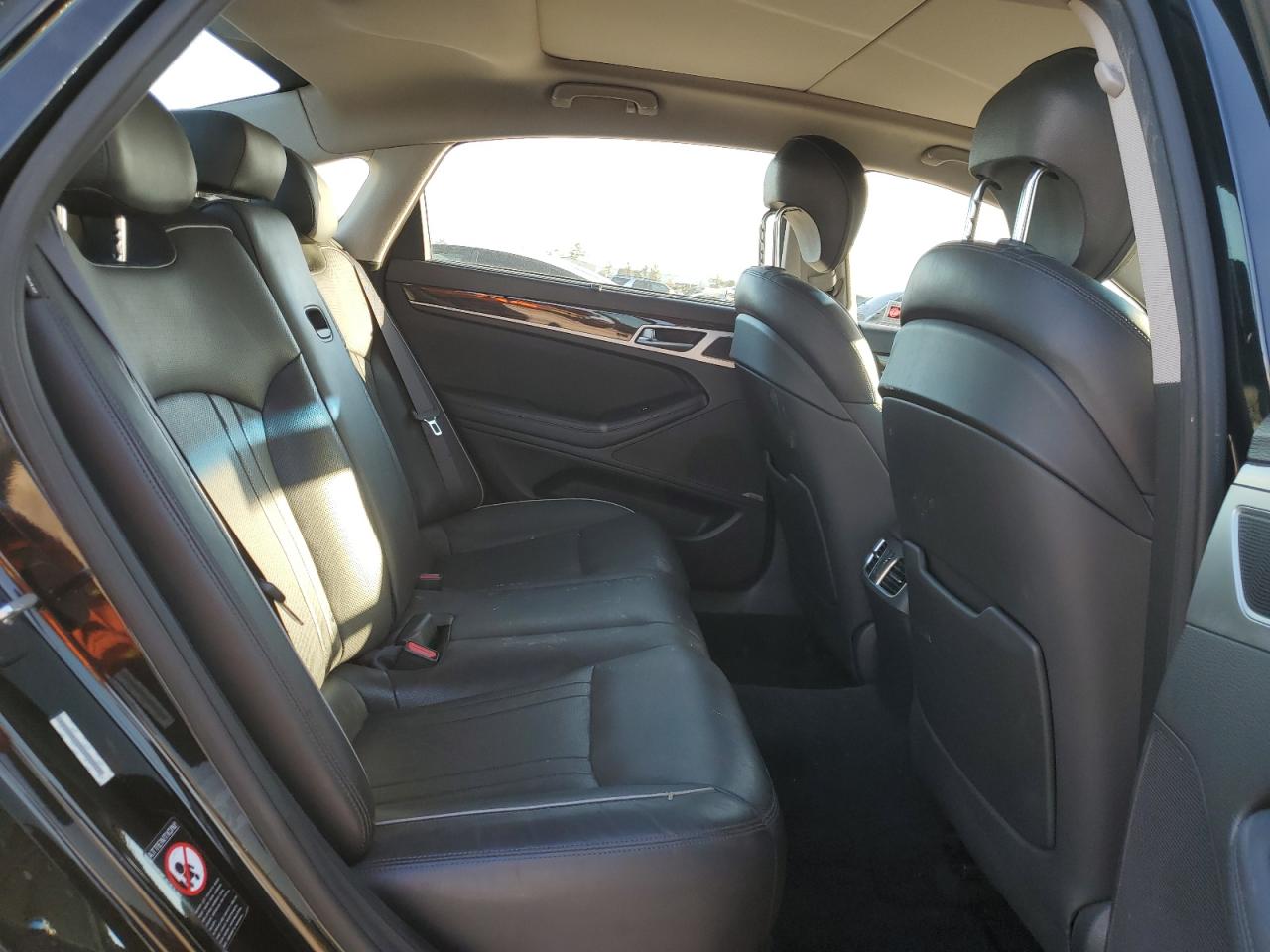 2015 Hyundai Genesis - Image 10